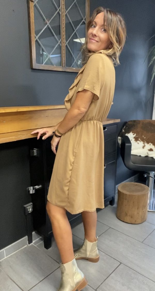 Robe à volants camel – Image 3